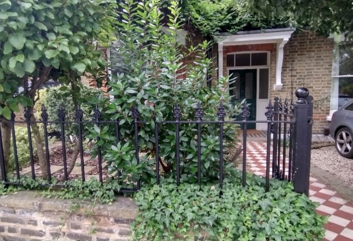 Figure 61 Low brick boundary wall with metal railings