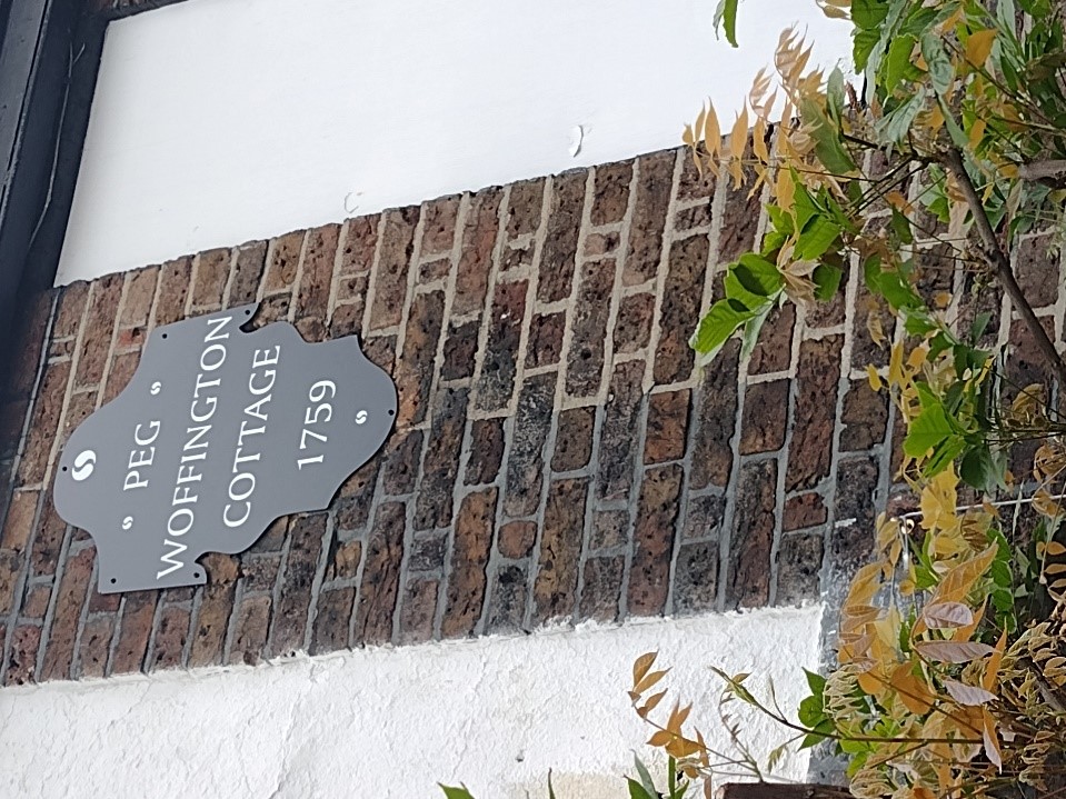 Figure 94 Peg Woffington's Cottage plaque at 167 High Street