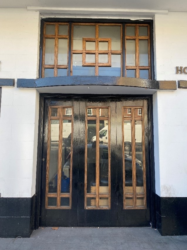 Figure 39 The Richmond Park Hotel entrance with geometric fenestration