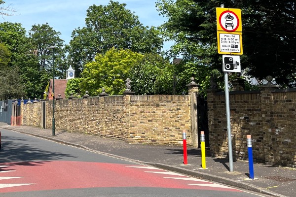 Richmond Council gives thumbs-up to UK’s first School Street entry treatment